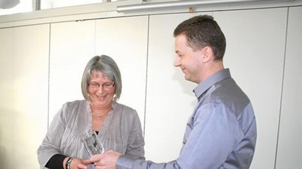 Jette Jensen fik overrakt Årets Glas 2012 af formanden for Dronninglund Borgerforening, Allan Danielsen. Foto: Jørgen Ingvardsen