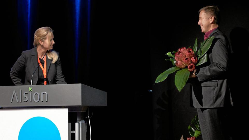 Anne Hasløv Stæhr fra CSR Awards overrækker prisen til Mogens Mathiasen, administrerende direktør i Royal Danish Fish.