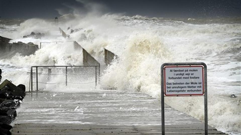 Der er masser af regn og vind på vej mod landet - vestkysten kan blive ramt af vindstød af stormstyrke onsdag aften og natten til torsdag. Arkivfoto