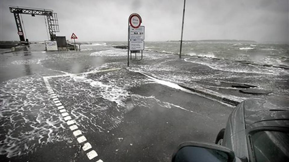 I forhold til faren for oversvømmelser i forbindelse med stormflod, så er Limfjordsegnene den mest udsatte del af de indre danske farvande. Det fastslår professor Torben Larsen, Aalborg Univesitet, der er ekspert i kystsikring. Han foreslår, at man lukker Thyborøn Kanal med en dæmning og en sluse. Arkivfoto