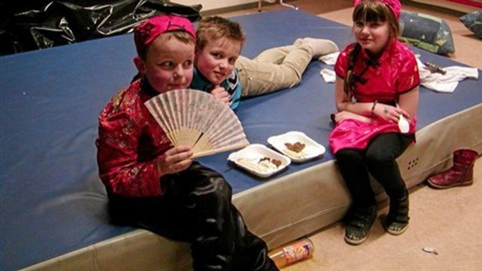 Gæsterne var klædt ud om asiater, da Blære Skole holdte skolefest før vinterferien. Privatfoto