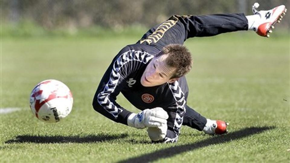 Kenneth Stenild - her i rollen som AaB-keeper - er klar for SønderjyskE i Superligaen i fodbold.
Foto: Lars Pauli