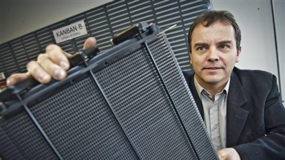 Direktør Jesper Themsen med en stak brændselscelller.
- Brint har mange fordele frem for diesel. Det hverken støjer eller sviner, det fungerer i ekstrem kulde, og der er kun få mekaniske dele, der kan gå i stykker. Foto: Martin Damgård