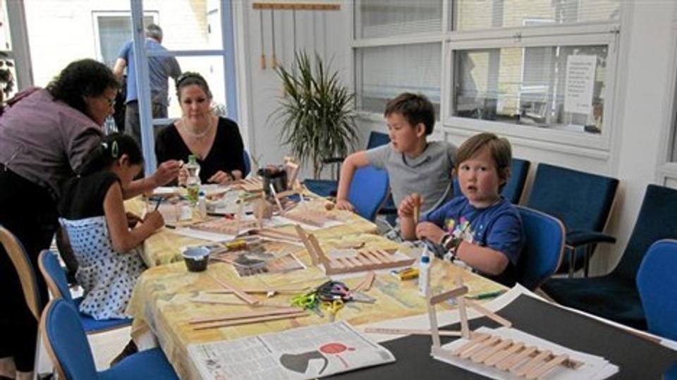 Aktiviteterne fokuserer på dansk og grønlandsk kultur. Her laver der hundeslæder.
