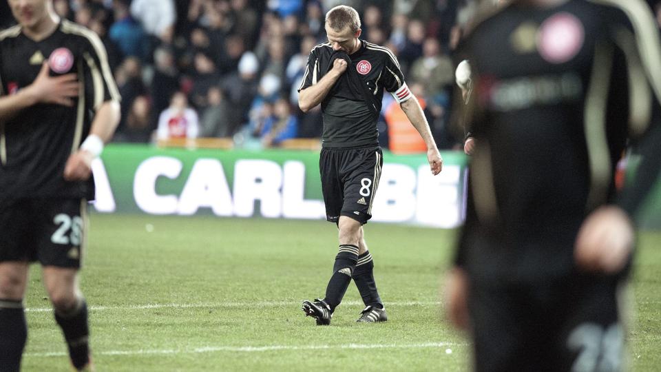 Slukørede AaB-spillere forlader Parkens grønsvær efter en fodboldlektion af de helt store. Foto: Torben Hansen