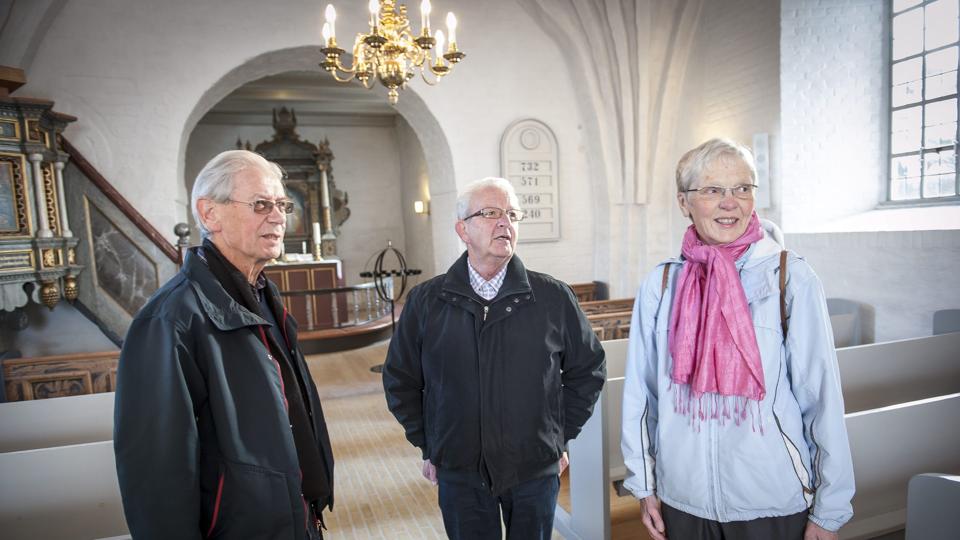 Bent Hansen (til venstre), Kurt Jørgen Sørensen og Hanna Fyenbo Jensen repræsenterer de tre opstillede lister i Elling-Strandby Sogn. De tre lister er enige om, at den nystiftede frimenighed ikke skal have ret til at afholde arrangementer i Folkekirkens faciliteter i sognet. Foto: Kim Dahl Hansen