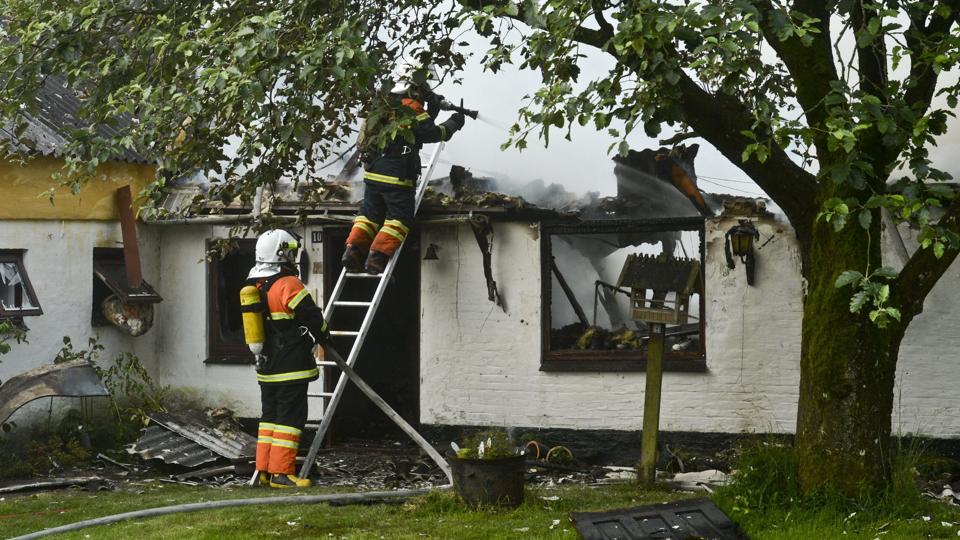 En 77-årig mistede livet, da et stuehus nedbrændte. Foto Jan Pedersen