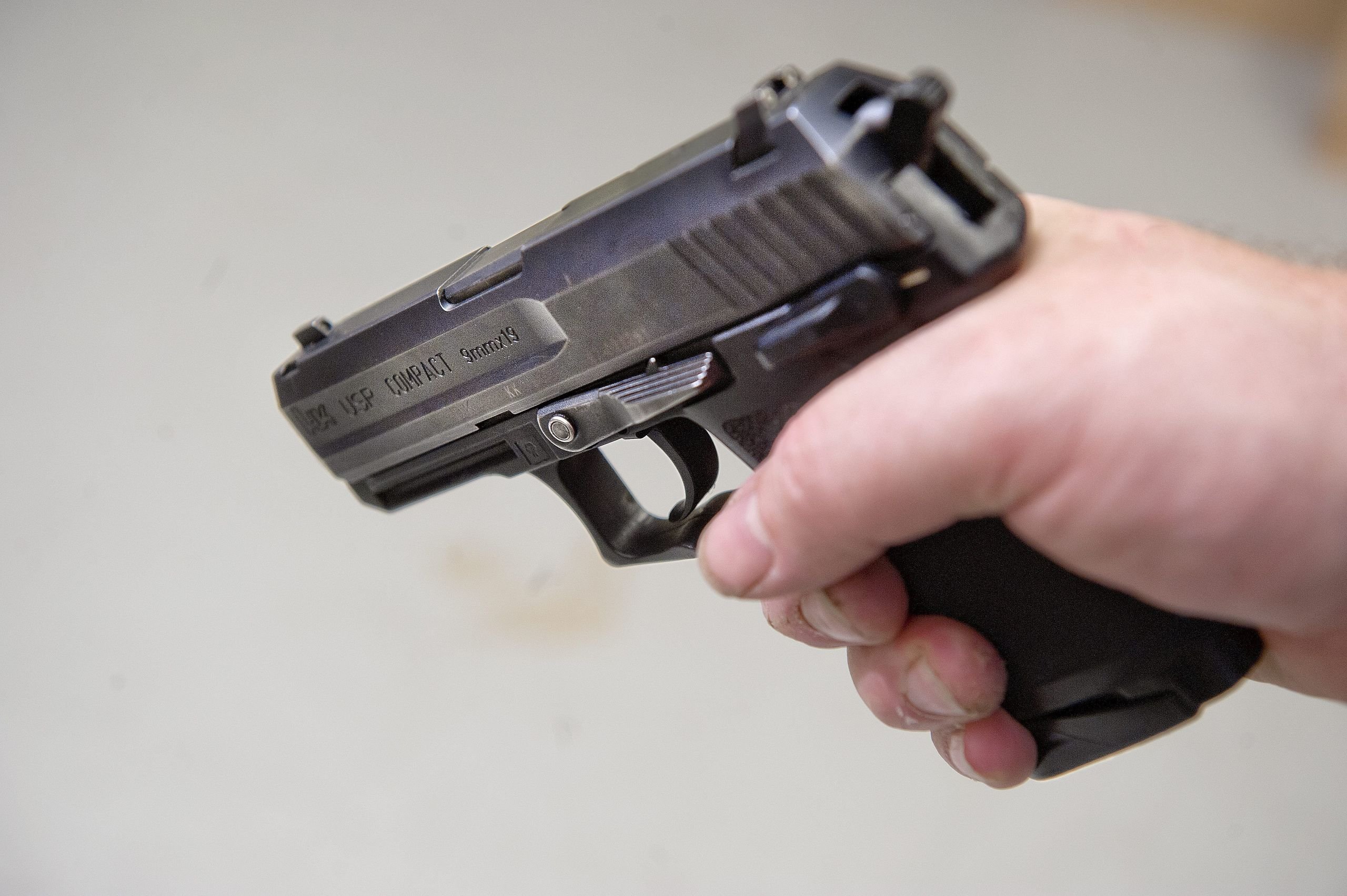 Politi måtte bruge både spray og pistol mod knivbevæbnet 51-årig mand