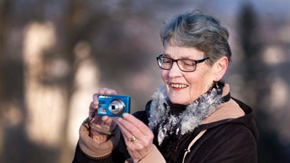 Elna Storm fotograferer gravsten
