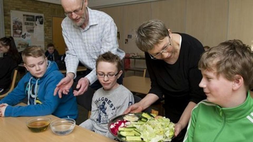Sognepræsterne Ole Steen Hansen (tv) og Benthe Kleon Jeppesen serverede smagsprøver på et traditionelt jødisk påskemåltid: Lammesteg, urter og brød samt saltvand og eddike. Foto: Grete Dahl
