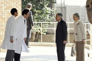 Japans kejser er i bedring efter operation