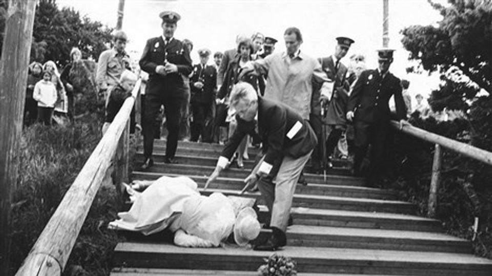 Dronning Margrethe faldt på trappen, da hun besøgte Rebild-festen i 1974. Købmand Erik Emborg var hurtig til at springe til, i baggrunden prinsgemalen. Foto: Leif Smed Nielsen