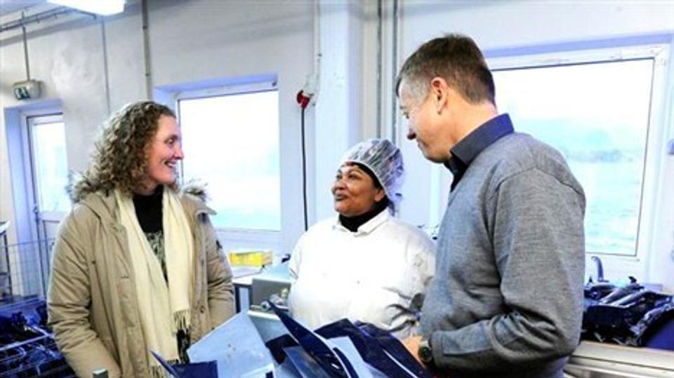 Lederen af projekt Velkomstcenter Mors-Thy, Linda Bech Wind (t.v.), skal hjælpe virksomheder og deres internationale medarbejdere med svar på alle typer af spørgsmål, de måtte have om, hvordan man begår sig i det danske samfund. Idolidia Tamayo fra C