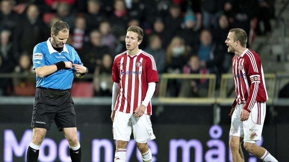 AaB's Rasmus Würtz (th.) var hverken tilfreds med sit holds spil eller dommer Michael Johansens fløjten. Foto: Scanpix <i>Scanpix Denmark</i>
