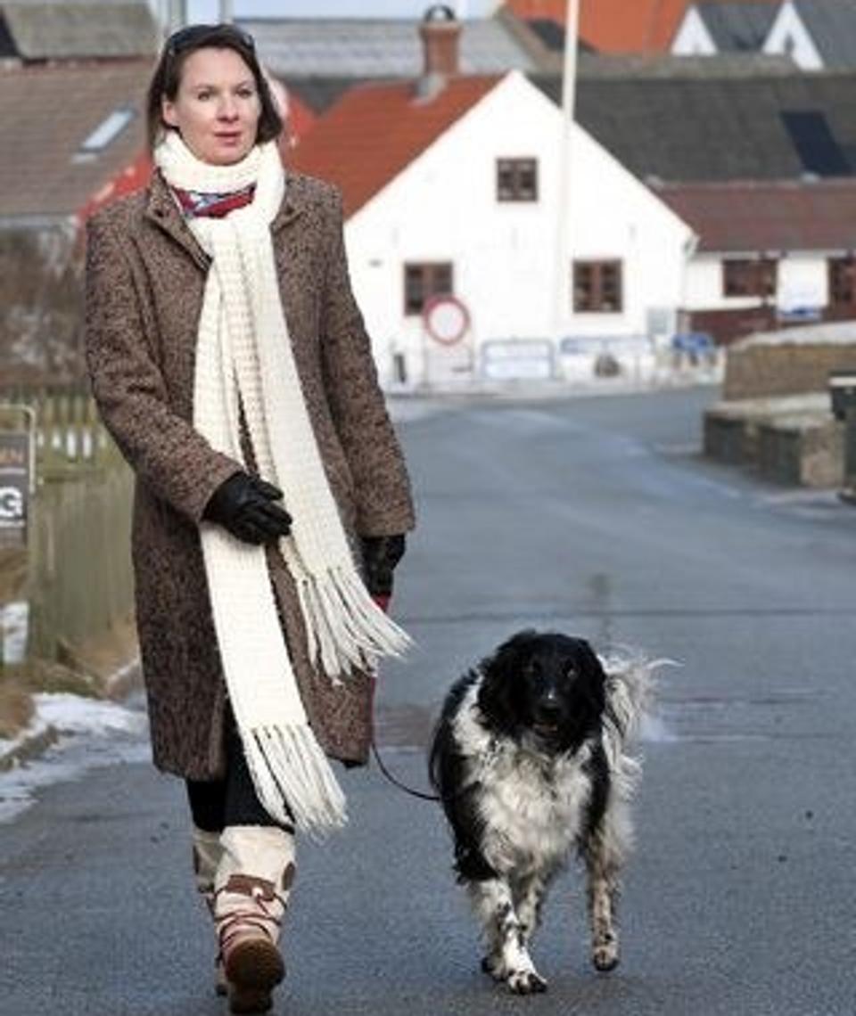 Charlotte Ottesen var tæt på miste hunden Amigo, da den kom tæt på en defekt lygtepæl. Foto: Hans Ravn