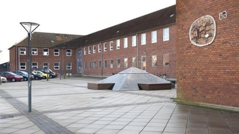 Den store skole på Kattedamsvej i Aabybro skal måske jævnes med jorden og erstattes med en helt ny. Samtidig skal der bygges en ny skole på Grøns Mark. Foto: Grete Dahl