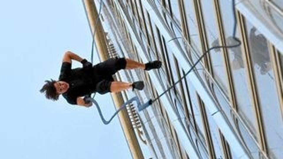 Tom Cruise bliver 50 år til sommer, men derfor kan man naturligvis godt løbe ned af verdens højeste bygning Burj al-Arab i Dubai.