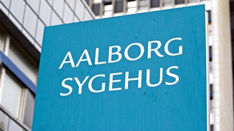 Politiet måtte ved midnatstid en tur forbi Hobrovej ved Aalborg Sygehus Syd for at stoppe fem unge mænd der kørte ræs - i kørestole.