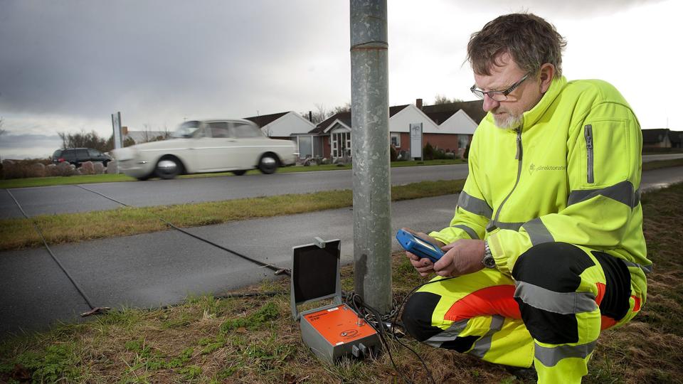 Når et køretøj passerer kablerne, registreres dens fart, type samt det totale antal af køretøjer, der har passeret. <i>Lars Pauli</i>