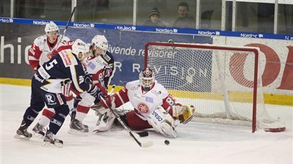 AaB's slovenske keeper, Gasper Kroselj, holdt sit bur rent mod SønderjyskE. Foto: Torben Hansen