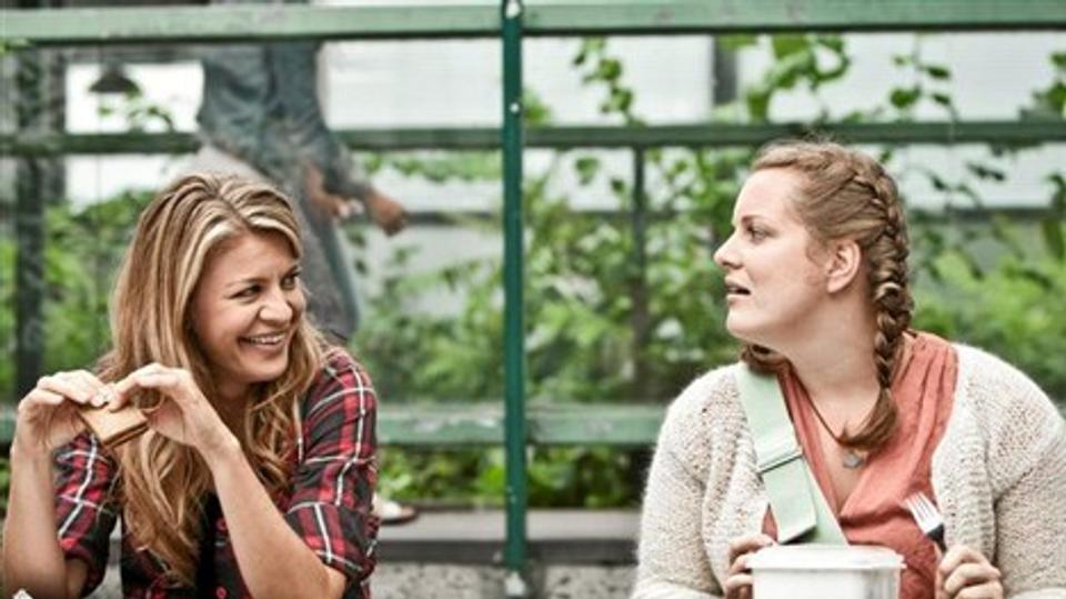 Når Rita (Mille Dinesen) er i skole, er hun en fantatisk lærer og en person, man holder ubetinget af. Ved hendes side over-økologiske Hjørdis (Lise Baastrup Nielsen). Hvad hendes rolle i serien er, har vi endnu ikke gennemskuet.