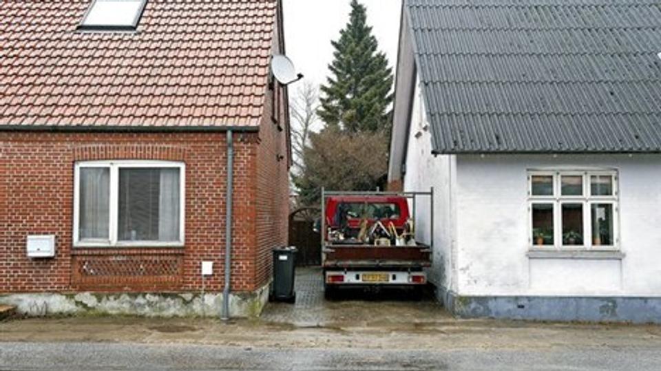 Hele fortovet foran Bredgade 16 i Nørager er nu reetableret efter reparation af bruddet på stikledningen. Foto: Claus Søndberg