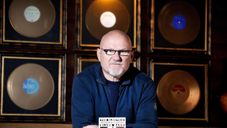 Morten Larsen har ved siden af sit job som musikbooker på Café Frederiksberg sparket nyt liv i sin musikerkarriere i duoen Brander/Larsen. Foto: Torben Hansen