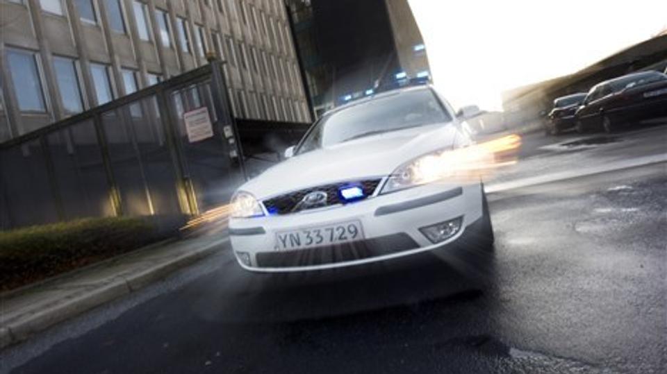 25-årig mand fra Hjørring accelererede kraftigt i bil og kørte direkte mod betjente i Hirtshals - to betjente måtte springe for livet. Arkivfoto