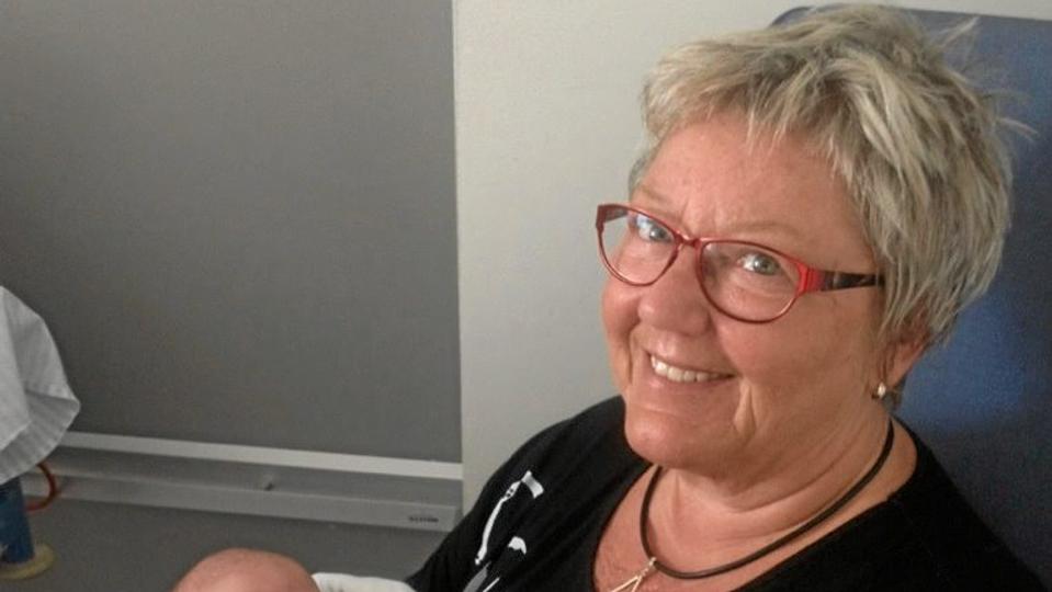 Britta Poulsen med sit oldebarn Vida Kold. Det var tæt på, at hun havde været på arbejde på fødegangen, da oldebarnet blev født. 	Privatfoto