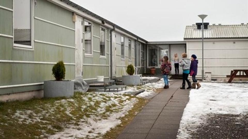 Skolebestyrelsen på Nibe Skole er glad for, at skole- og kulturudvalget har valgt at skride ind og flytte DUS-børnene fra de svampeangrebne bygninger omgående.