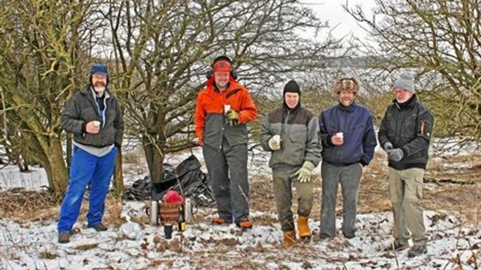 Mandetur: Ove Albrechtsen, Anders Hedegaard, Martin Hesselsøe, Jørgen Jensen og Christian Larsen - samt fotografen Søren Rosenberg - varmer sig på kaffen i en pause i fældningen. Efter planen indvies den nye natursti på ca. 1,5 km til foråret.