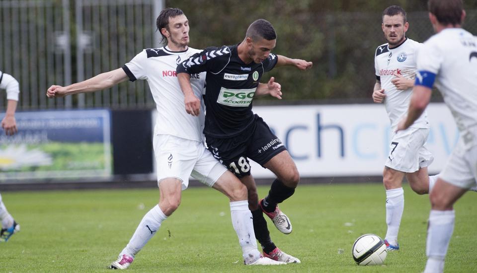 Bassel Jradi (nr. 18) - her i kamp på Hjørring Stadion for AB - jagtes af AaB. Foto:Bente Poder <i>Bente Poder</i>
