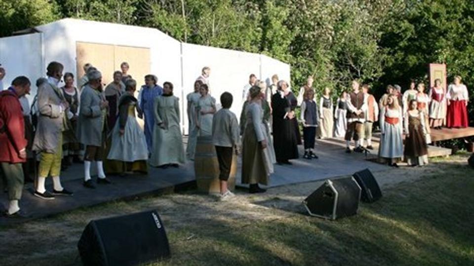 Teutonernes Rejse laver et friluftsspil cirka hvert tredje år, og mange lokale medvirker på scenen og bag ved. Her en situation fra forestillingen "Stærke Viljer" (2009). Arkivfoto