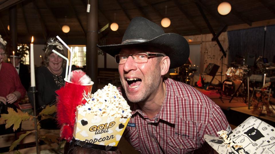 Musiker Per Møller er klar til at forsyne sig med lækkerier fra Anette Schiøtts flotte hat med popcorn, som flere damer fra BAS havde kreeret til hattefesten.Foto: Henrik Louis