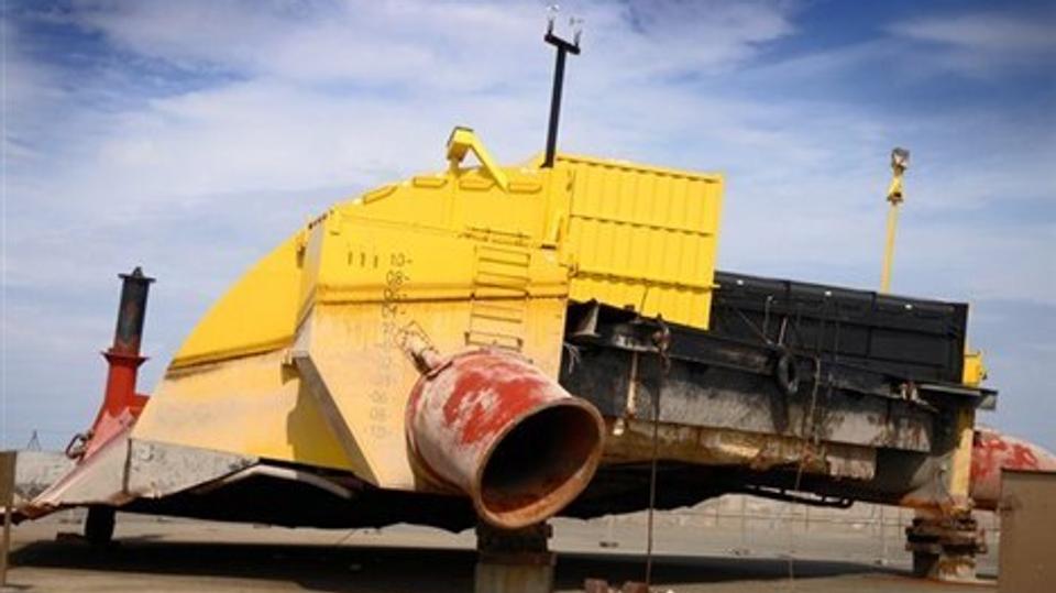 Bølgehøvlen Waveplane er nu blevet skrottet efter at have ligget på kajen i Hanstholm siden maj 2009. Firmaet bag høvlen er konkurs, men et nyt projekt er på vej med den oprindelige opfinder af bølgehøvls princippet Erik Skaarup i spidsen. Han håber,