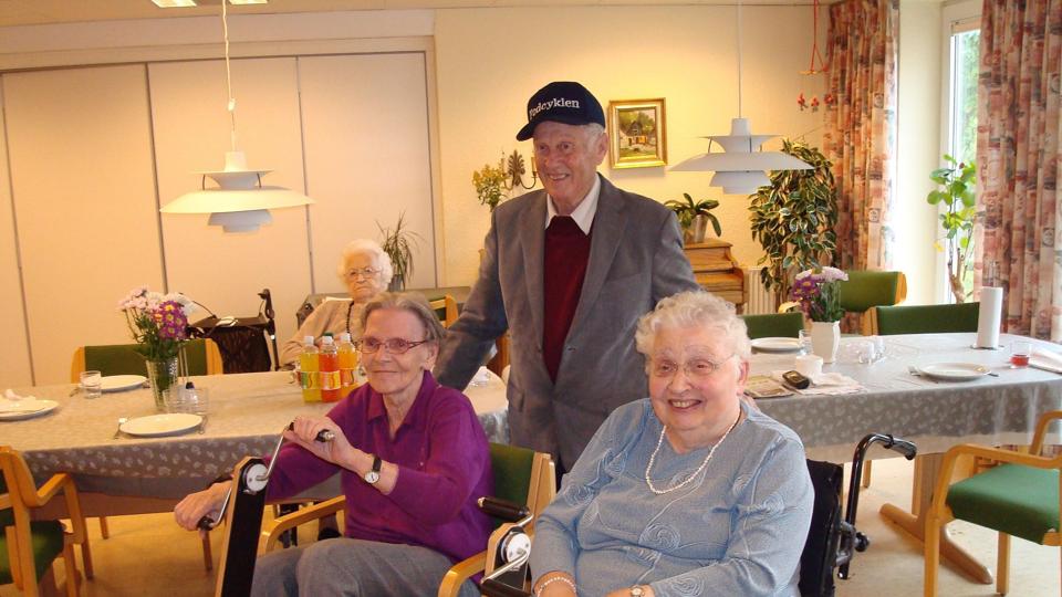 Motion er godt for unge som ældre. Her er det beboere på Møllegården, der tester de nye fodcykler, som også kan bruges med hænderne. Det er Henry Kristensen (bagerst) der laver cyklerne. Privatfoto.