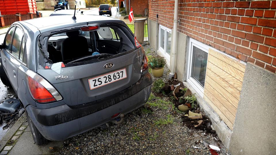 Den blå Opel Astra kom natten til lørdag kørende med stor gennem Hørdum og tørnede ind i en KIA, der blev skubbet ind i huset. Foto: Peter Mørk <i>Foto: Peter Mørk</i>