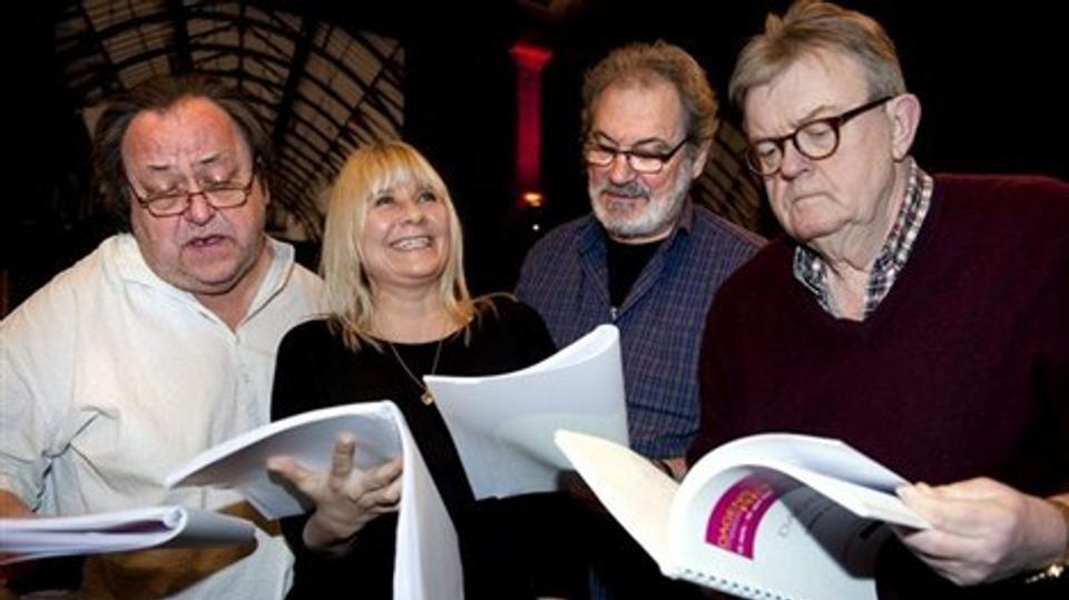 Første læseprøve på Dagen Ret på Vendsyssel Teater. Fra venstre Hans Holtegaard, Helle Dolleris, Kresten Andersen og instruktør Peter Schrøder. Foto: Hans Ravn