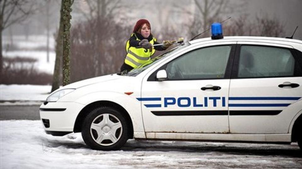 Også politibetjent Kim Hoes bil fik en venlig forruderens af Frida Tranum Nielsen fra skolepatruljen, da Skørping Skole tirsdag morgen markerede med det gode, at trafiksikkerheden nu er klart forbedret for skolebørnene. Foto: Claus Søndberg