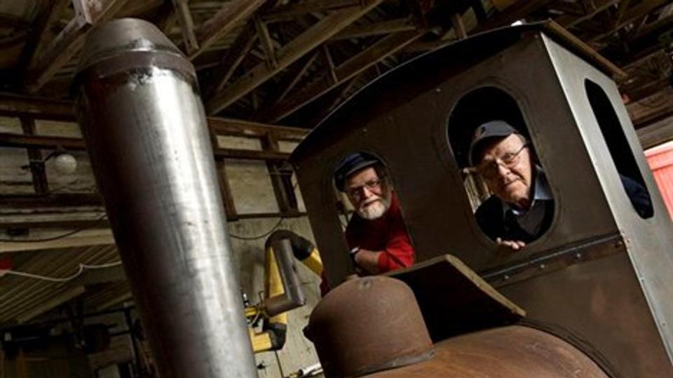 Kai Andersen og Arne Fogtmann har lokomotivet klar til Vildmosebanen, som skal gå fra Vildmosecentret til udkigstårnet ved Tofte Sø.
Arkivfoto: Martin Damgård