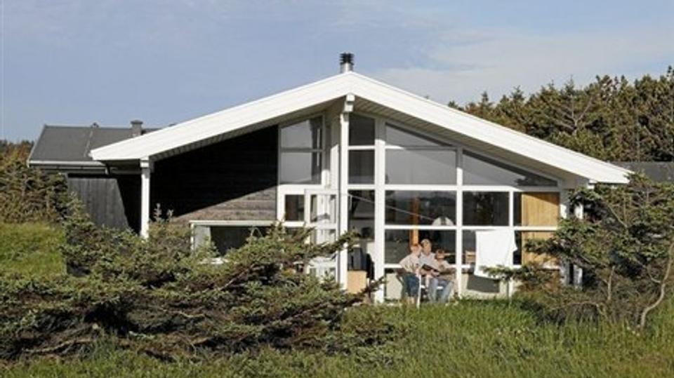 Terrasse-hygge på Skallerup Klit Feriecenter, som i 2011 havde en fremgang på fem procent i antal overnatninger. Samlet har de nordjyske feriecentre en fremgang på 12 procent.Foto: Skallerup Klit Feriecenter
