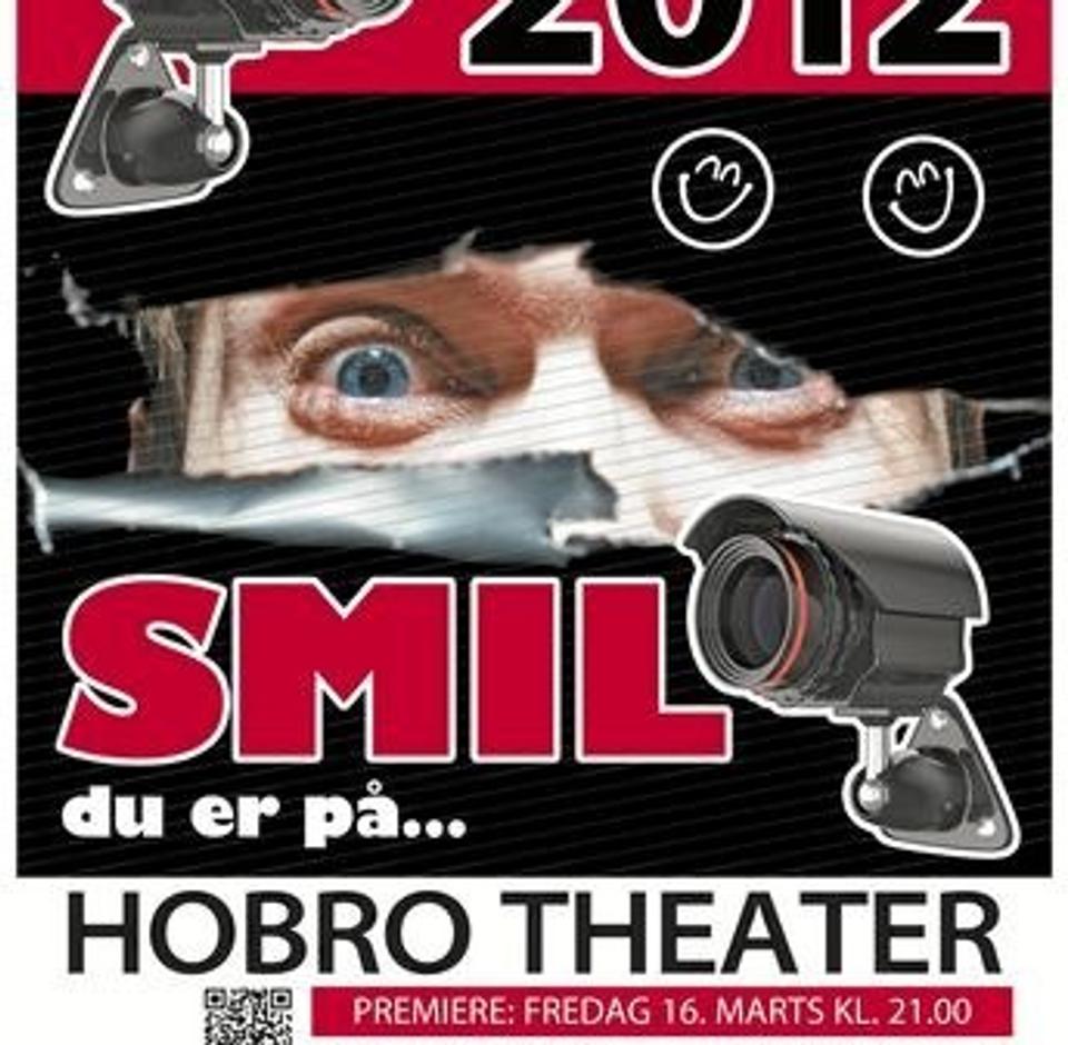 Smil du er på hedder årets Ambu-revy. Og det er der en god forklaring på.