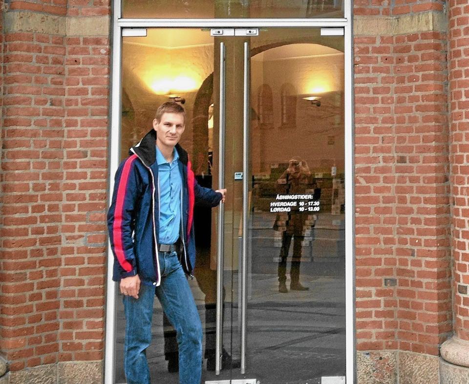 Butikschef Kasper Cheng-Ottzen har travlt med at indrette den ny butik på Boulevarden.