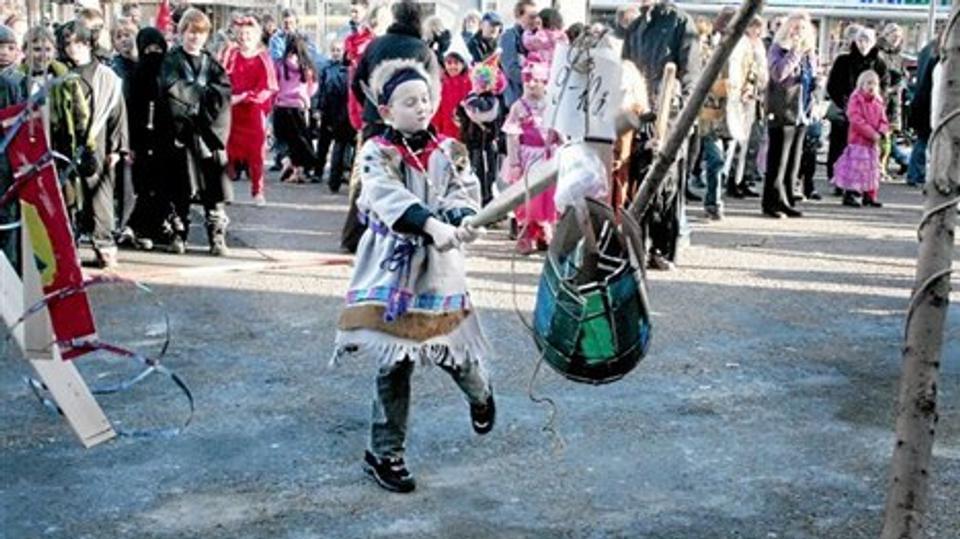 Thisted Kirke fortsætter fastelavnstraditionerne, og efter gudstjenesten på søndag er der otte tønder hængt op på Store Torv. Først når de er slået ned, kan der krones dronninger og konger. Privatfoto