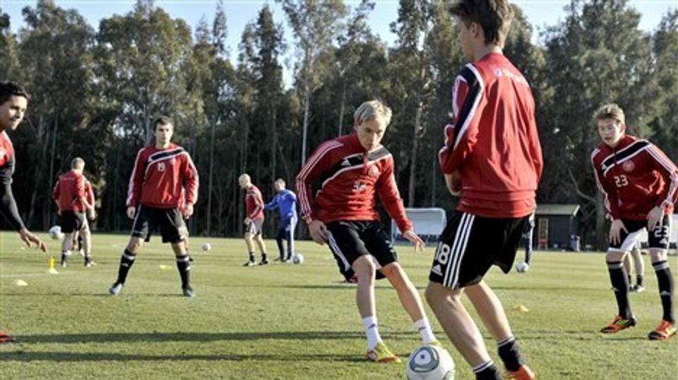 Jacob Barrett - i midten - er en af de mange unge AaB'ere, som er med i Portugal. Arkivfoto: Michael Koch.