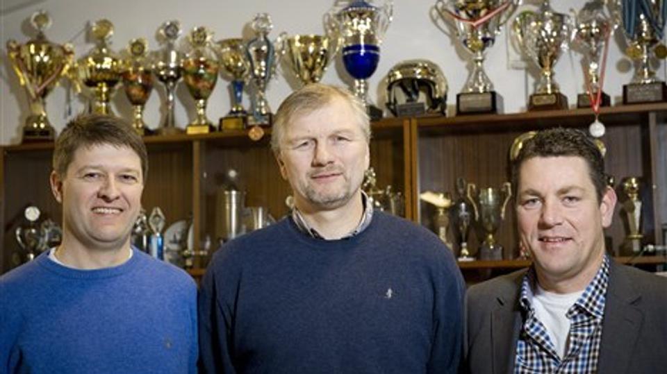 Henrik Christiansen, i midten, skal være tovholder for talentmassen i ishockey i Frederikshavn. Tv. Henrik Andersen, direktør i White Hawks, og th. FIK-formand Lars Leer. Foto: Peter Broen