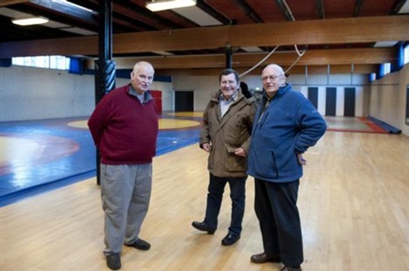 Jørgen Christensen, Jens August Borg og Gunnar Pedersen stiller spørgsmål til byrådet på ældreidrættens vegne. De har alle tre været med fra Atletcenterets start og lagt utallige timer i brydeklubbens gamle højborg. Nu frygter de, at de bliver smidt