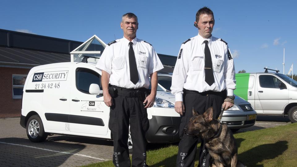 CSH SECUrity har base på Håndværkervej - herfra kører vagterne ud i byen for at sikre, at alt er som det skal være i virksomheder og på byens skoler og byggepladser. På billedet vægter Brian Porskrog og indehaver Claus Stenberg Hansen.Foto: Kurt Bering <i>Kurt Bering</i>