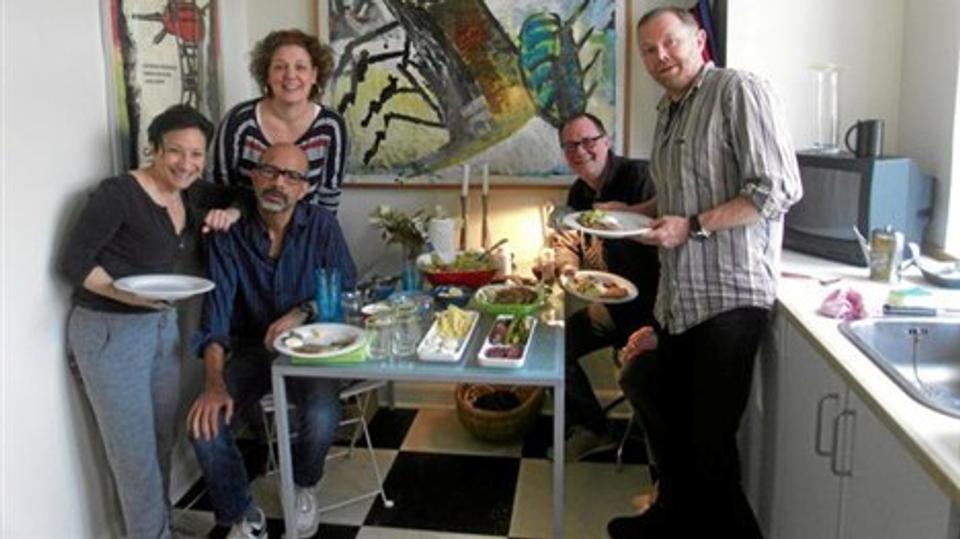 Revyholdet - minus Tom Jensen - har været samlet i København blandt andet for at snakke om revytekster. Privatfoto