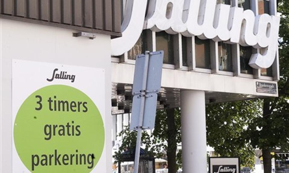 Ekspedient i Salling i Aalborg var lidt for kreativ, da hun handlede sko med sin søster.